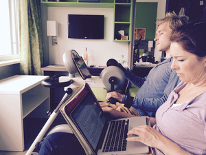 Karoline Kuhn und Samuel Koch bei der Arbeit am Buch